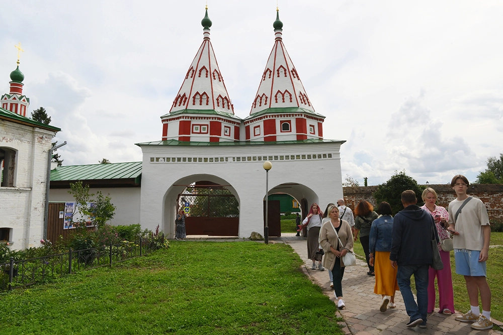 Ворота Ризоположенского монастыря в Суздале. Суздаль празднует юбилей – городу исполнилось 1000 лет.