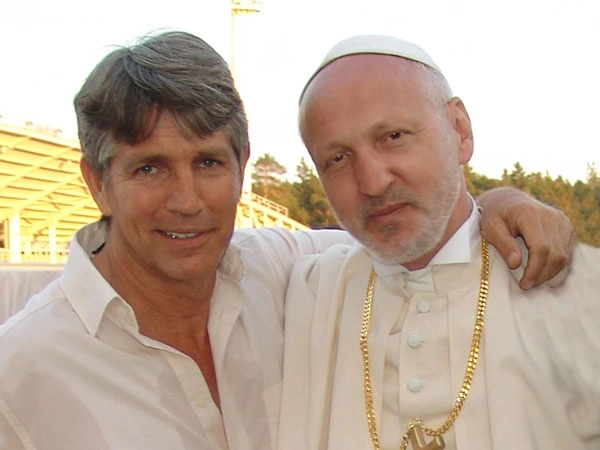 В роли понтифика.