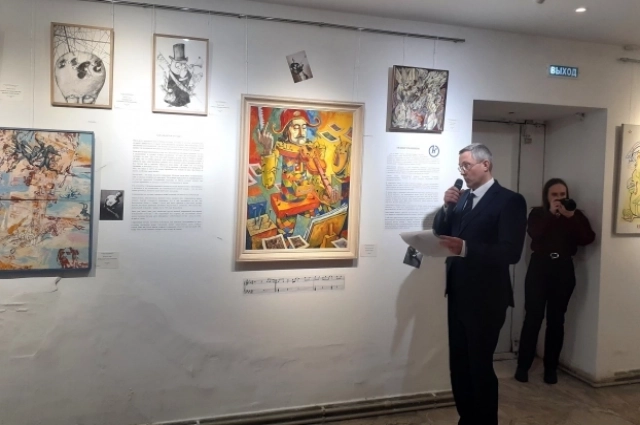 Художественную экспозицию представил директор выставочного зала Родина Андрей Колесников.