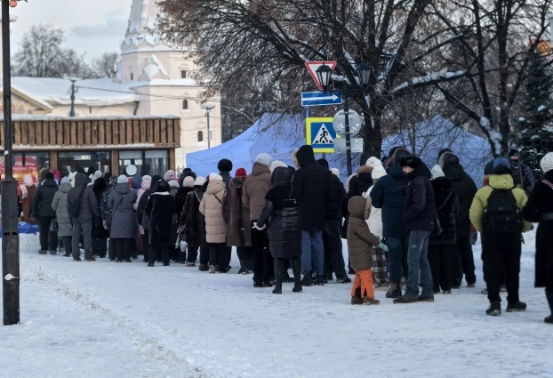 Очередь растянулась большая...