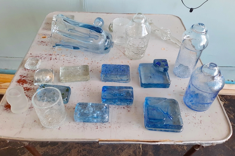 Пока в мастерской только осваивают технологию работы со вторичным стеклом.