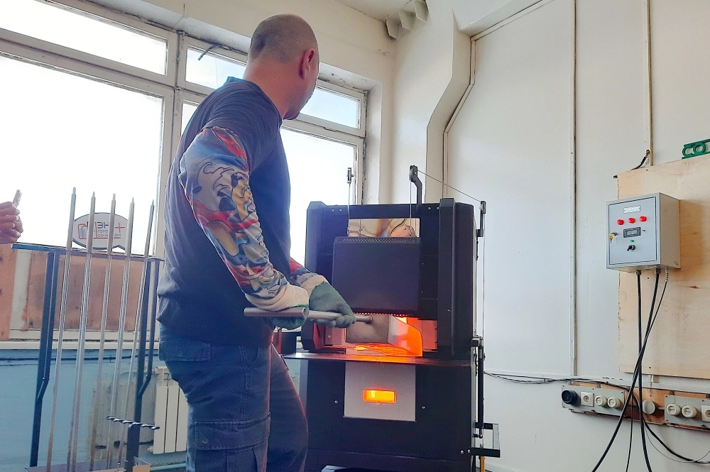 В ближайшее время в цеху появится ещё одна печь — в ней горячие изделия будут постепенно остывать — это позволит им впоследствии оставаться прочными.