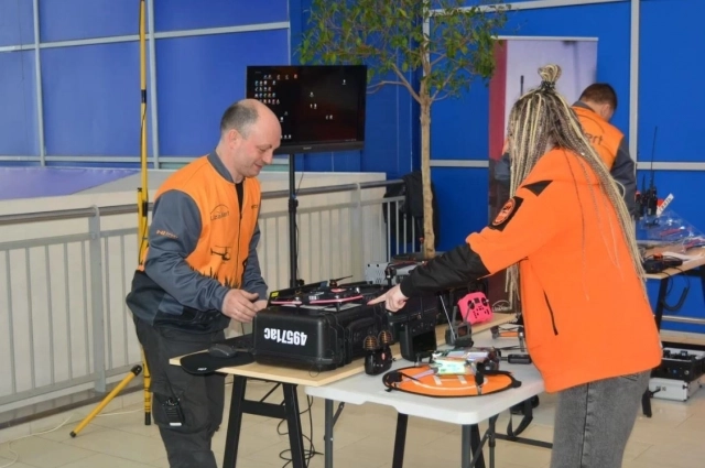 С помощью дронов людей ищут в лесах.