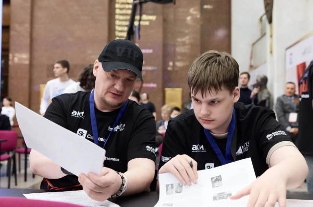 Роман и его отец Игорь во время «Диктанта Победы».