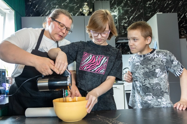 Все наши, все родные. Семья Подъячевых воспитывает целый взвод детей