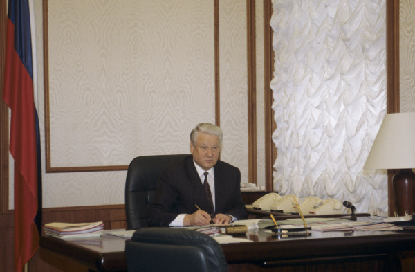 Президент РФ Борис Николаевич Ельцин в своем рабочем кабинете.