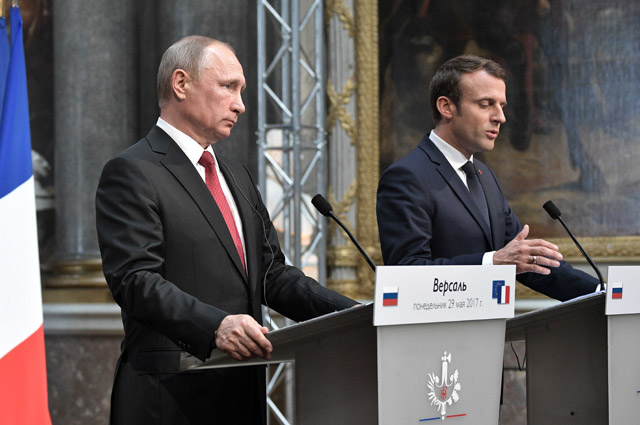 Президент РФ Владимир Путин и президент Франции Эммануэль Макрон во время совместной пресс-конференции по итогам российско-французских переговоров в Версальском дворце.