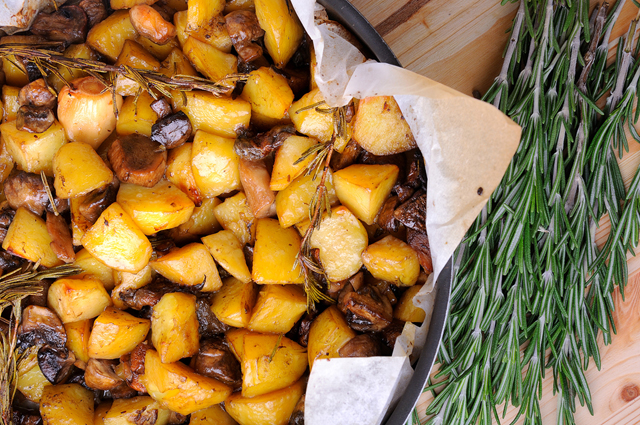 Жареная картошка с грибами - это настоящее лакомство.