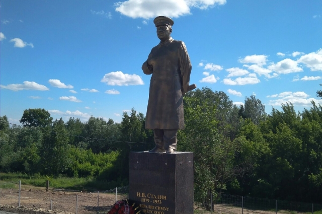 Памятник Сталину в городе Бор.