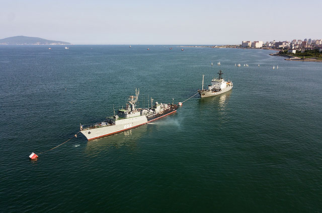 Малый противолодочный корабль «Касимов» и гидрографическое судно ГС-402 (слева направо).