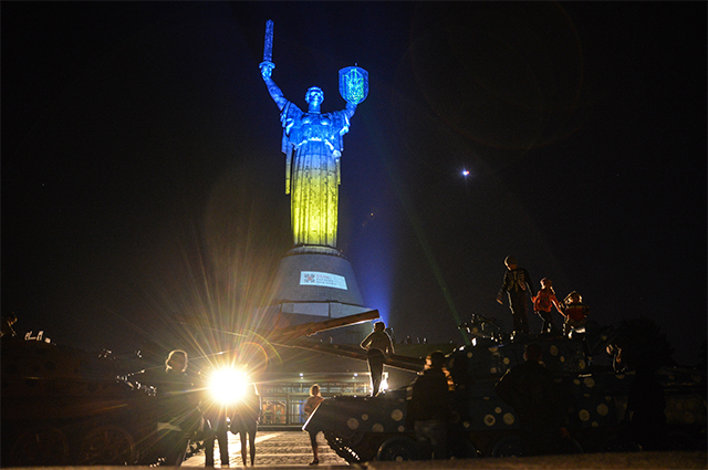 Подсветка к Дню Конституции монумента — скульптуры «Родина-мать», стоящий в Киеве на высоком правом берегу Днепра. 2014 г.