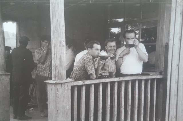 Пивной ларек на Косой горе. 1969 г.