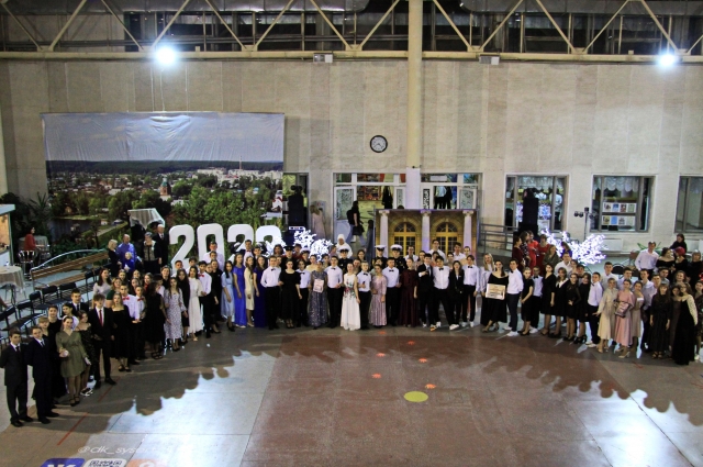 В молодежном бале 2023 года в Сысерти приняло участие порядка 250 человек.