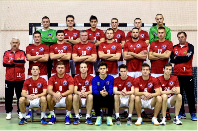 Никита Задорожний (под номером 18) с командой
