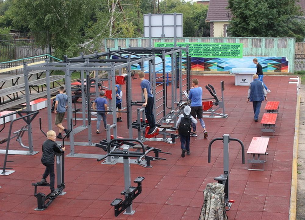 Спортивная площадка в Ребрихе доступна для жителей всех возрастов.