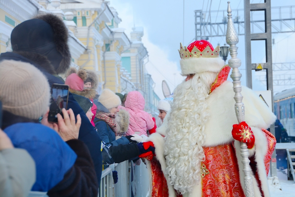 Так Деда Мороза встречали на вокзале в Иркутске в прошлом году.
