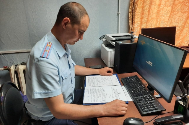 Руслан Янгаев изучает документы