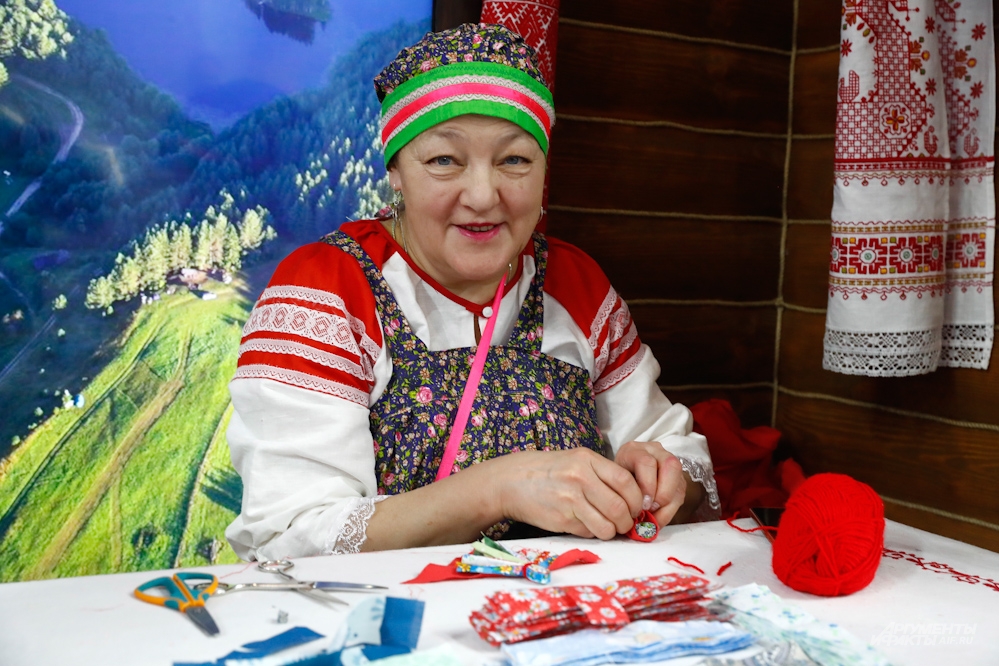 На стенде Архангельской области гости выставки «Россия» могли стать участниками мастер-класса по изготовлению тряпичных кукол.