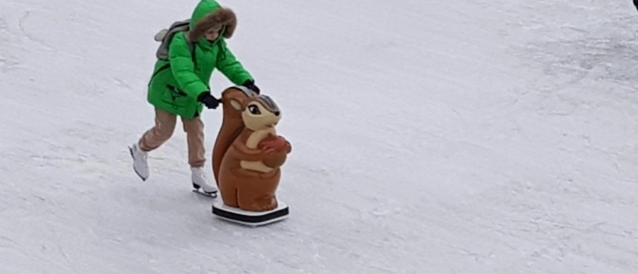 На катке на набережной Волги помощники-опоры для катания будут выдаваться детям бесплатно