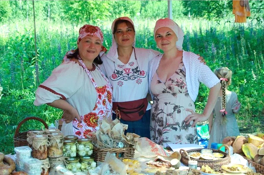 Дарья Волкова. Родилась в 1994 году в Москве, выросла в Воскресенском Поветлужье. В 2009 году окончила НГПУ имени Минина по направлению «география». С 2022 года – директор муниципального учреждения Природный парк «Воскресенское Поветлужье».