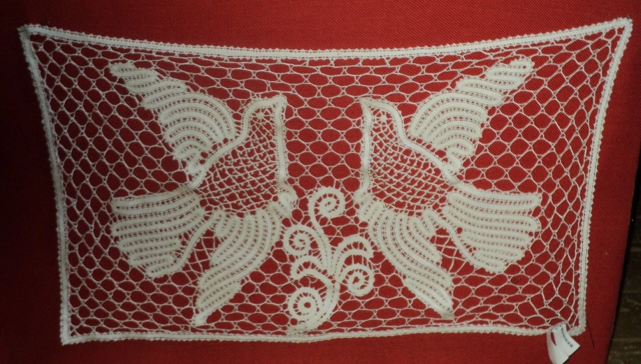 Кружево местных мастериц.