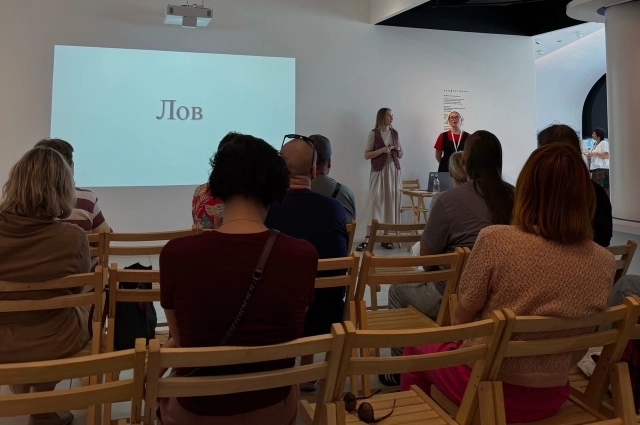 К сожалению, актуального самоучителя по коми-пермяцкому языку нет (единственный был выпущен ещё в 30-е годы прошлого века). Существуют только школьные учебники. В помощь – блоги, где можно помимо прочего услышать, как звучат буквы и слова.