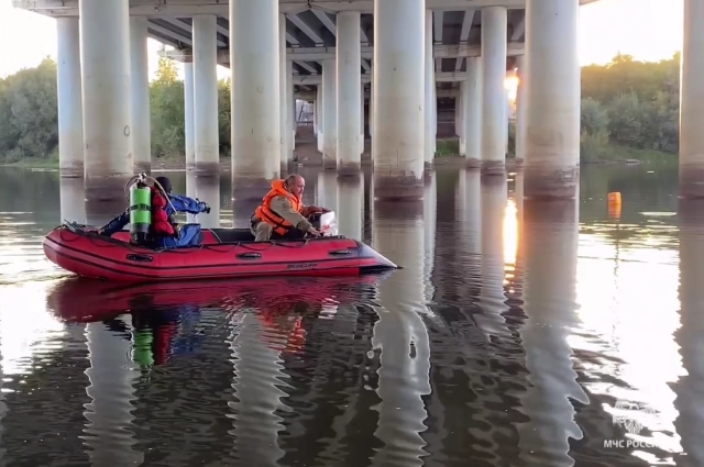 Водолазные работы продолжаются.
