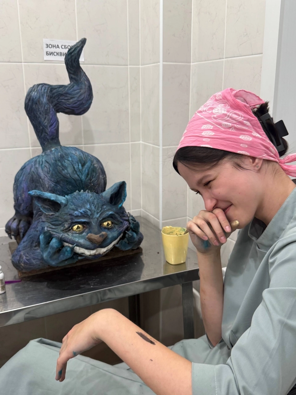 Старшая дочь, 17-летняя Софья, реставрировала фигуру кота и разминала пластичный шоколад для платья Алисы.