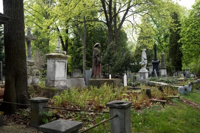 Все религии мира крайне уважительно и почтительно относятся к умершим предкам. 