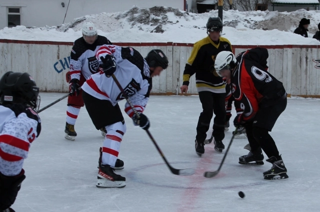 В праздничные дни многие осуждённые проводят время на спортивных площадках. 