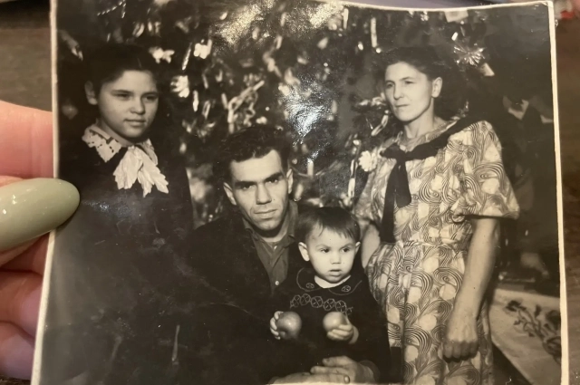 Слева - удочерённая отцом Светланы девочка по имени Галина.