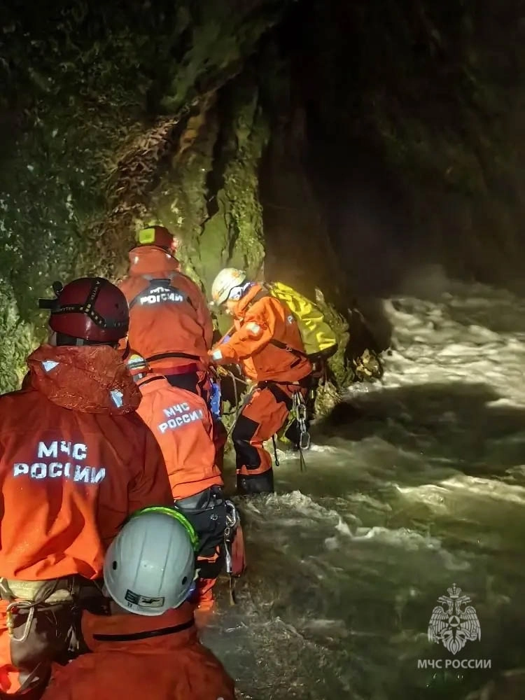 Спасатели МЧС эвакуируют тело туристки из пещеры «Пасть дракона» в Сочи