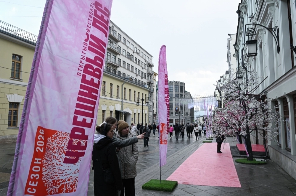 Прохожие у входа МХТ имени Чехова, где проходит XV юбилейный открытый фестиваль искусств «Черешневый лес».