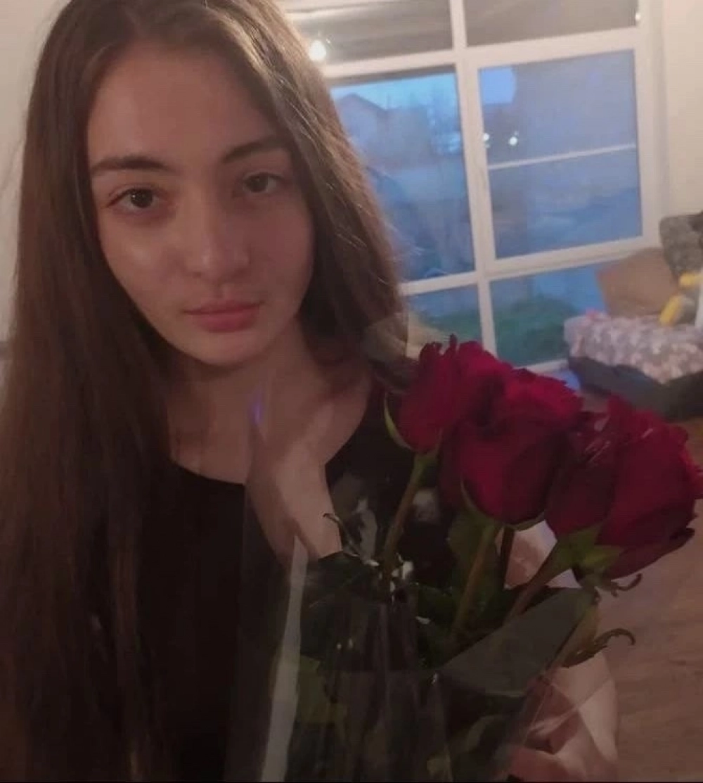 Анна очень любит мультфильм про Рапунцель — принцессу с длинными волосами.