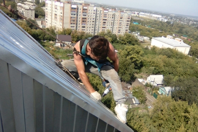 Алексей работает промышленным альпинистом.