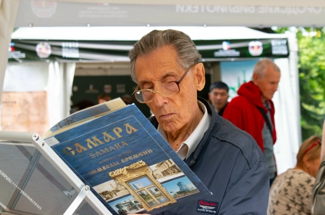 Ничто не заменит истинному самарцу бумажную книгу.