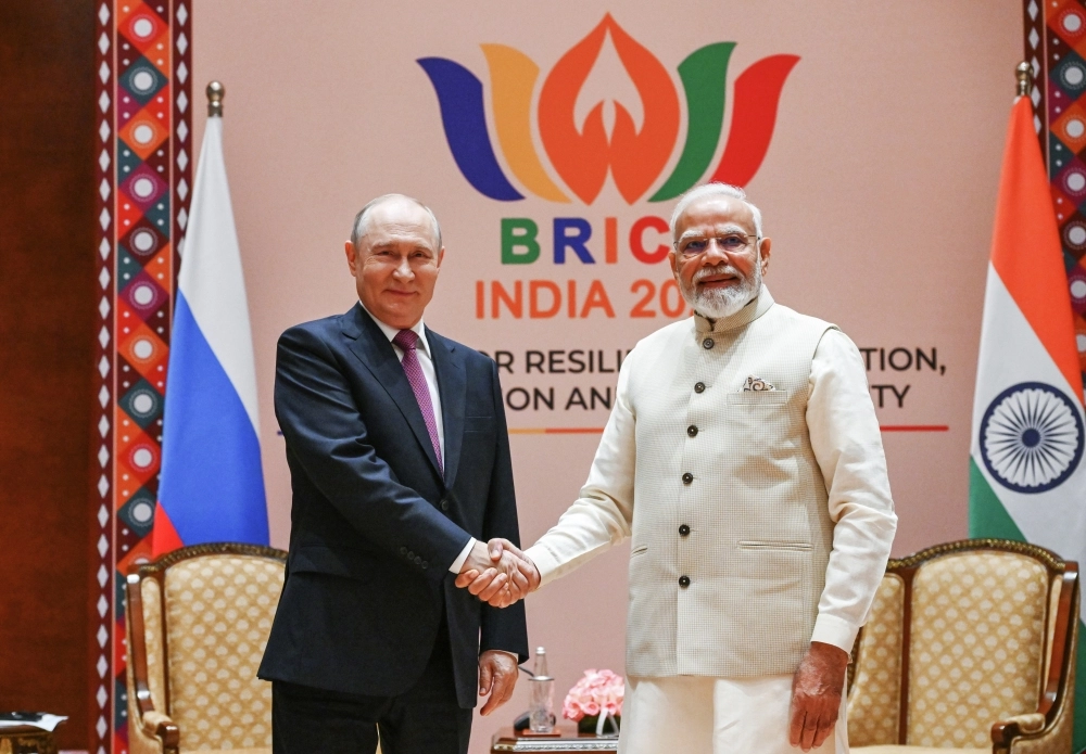 11 сентября 2026. Президент РФ Владимир Путин и премьер-министр Индии Нарендра Моди (справа) во время встречи на полях саммита БРИКС в Нью-Дели.