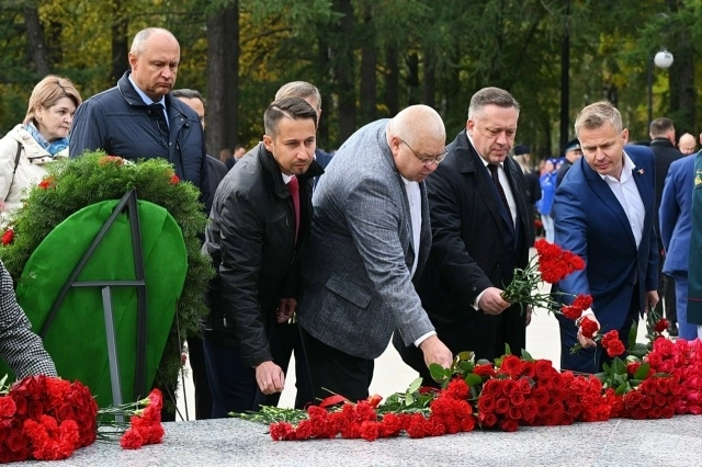 Церемония возложения цветов.