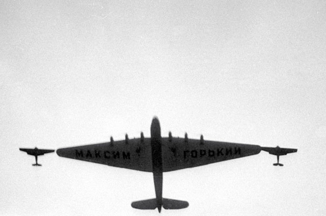 АНТ-20 в сопровождении двух И-5 над Красной площадью