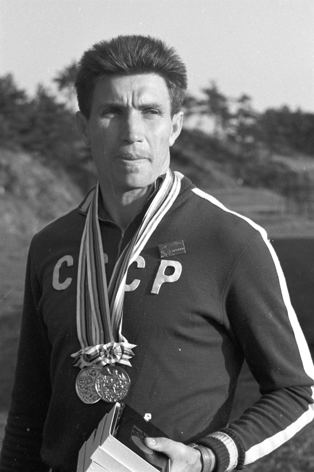 Игорь Новиков, заслуженный мастер спорта СССР, серебряный призер по современному пятиборью во время 18-х Олимпийских игр. После награждения.