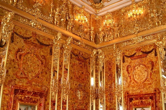 В 2003 году, к 300-летию Санкт-Петербурга, Янтарная комната была полностью восстановлена из калининградского янтаря.