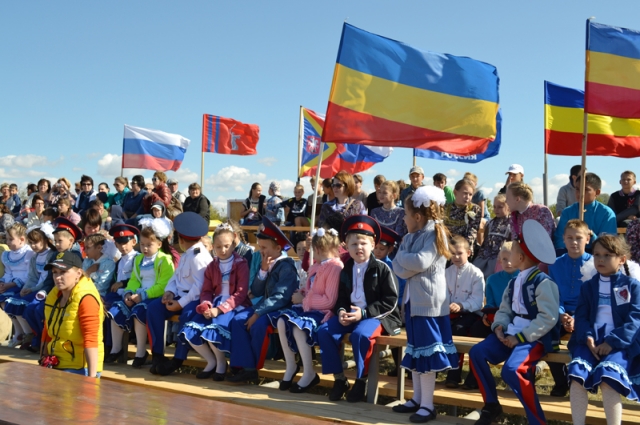 Главными гостями праздника были иловлинские казачата.