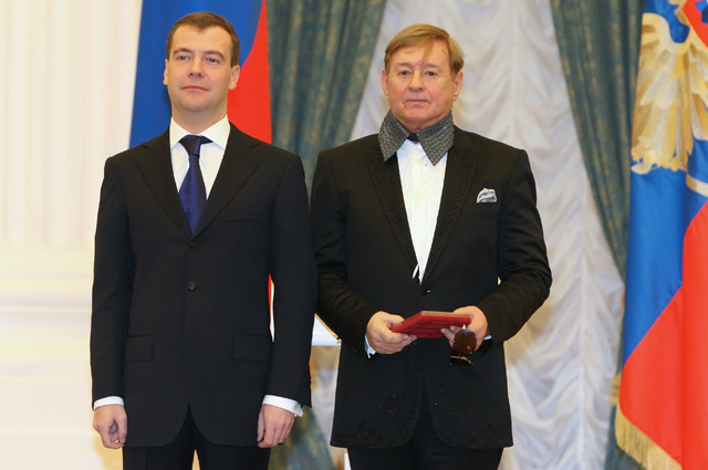 Президент России Дмитрий Медведев и Роман Виктюк, удостоенный звания «Народный артист России», на церемонии награждения в Екатерининском зале Кремля. 28 декабря 2009 г. 