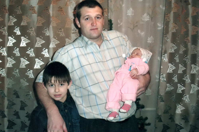 Валентин Волошин в детстве с отцом Владимиром и младшей сестрой.