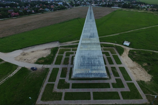 Пирамида, разработанная российским инженером Александром Голодом, на Новорижском шоссе в Московской области.
