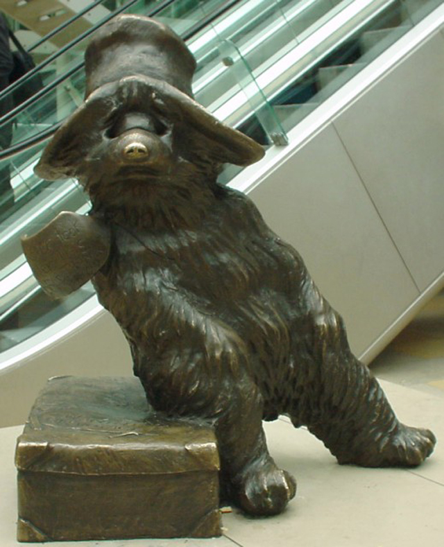 Бронзовая статуя медвежонка Паддингтона на одноименной станции, скульптор Маркус Корниш.