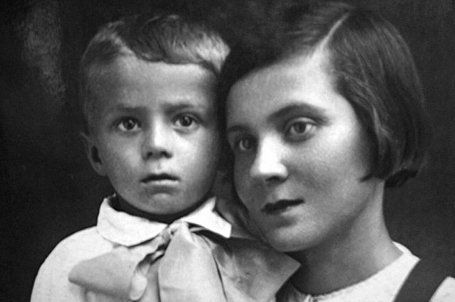 Толя Кашпировский с мамой Ядвигой Николаевной, Казахстан, 1942 год.