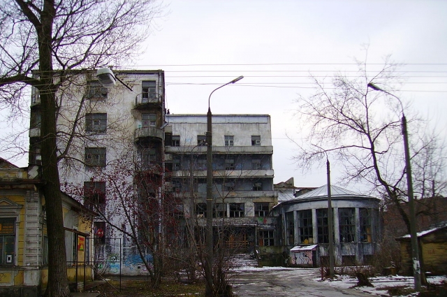 Полуразрушенный ныне Дом чекиста больше 20 лет был жилым зданием.