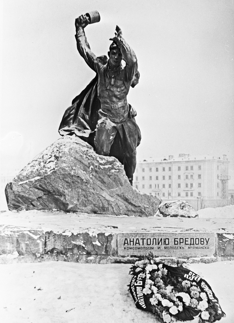 Памятник Анатолию Бредову, героически защищавшему советское Заполярье в годы Великой Отечественной войны.
