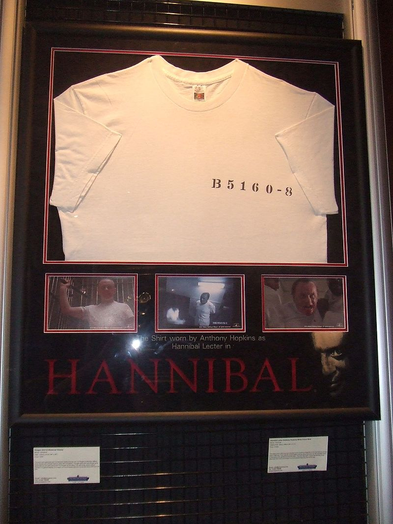 Футболка Энтони Хопкинса в роли Ганнибала Лектера в фильме «Ганнибал», представленная в Лондонском музее кино.